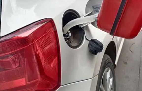 西安雁塔区道路救援:如果汽车在高速上行驶的时候没油了怎么办? 西安雁塔区道路救援